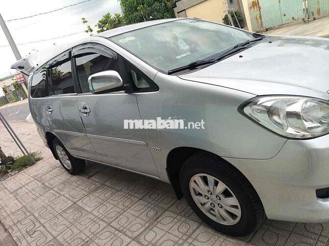 Toyota Innova 8 chỗ Bạc