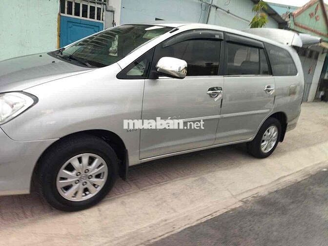 Toyota Innova 8 chỗ Bạc