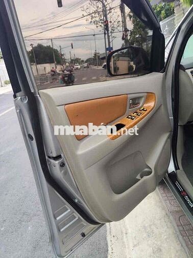 Toyota Innova 8 chỗ Bạc