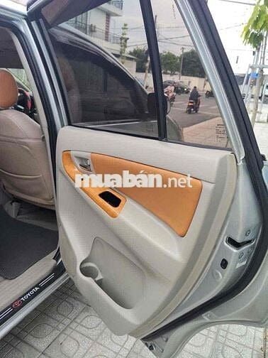 Toyota Innova 8 chỗ Bạc