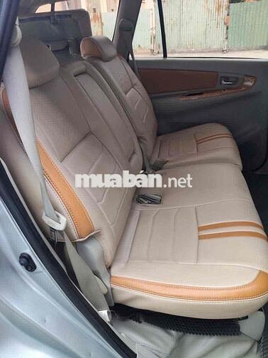 Toyota Innova 8 chỗ Bạc