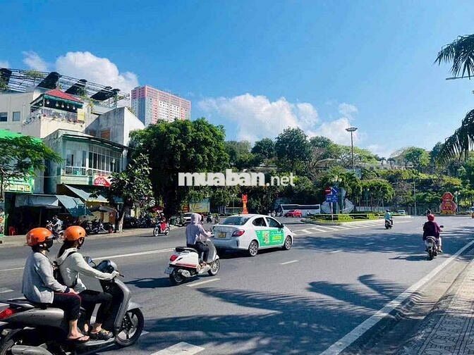 Cho thuê nhà mặt tiền view biển , đường Phạm Văn Đồng gần cầu Trần Phú