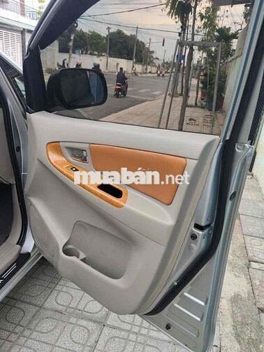Toyota Innova 8 chỗ Bạc