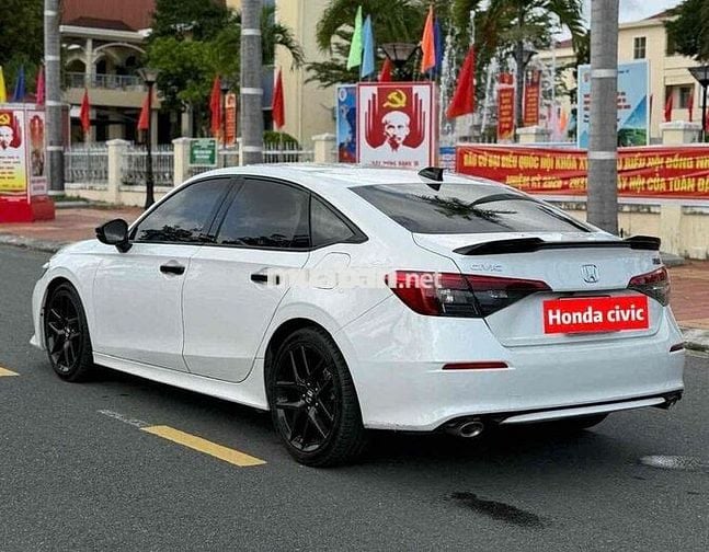 Honda Civic RS Trắng 5 chỗ