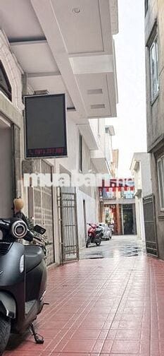 Nhà 4 tầng/60m², cổng riêng, ô tô vào nhà, thang máy và full nội thất