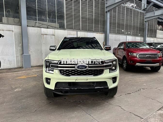 Ford Everest Titanium 4x2 2022 Xanh nhạt