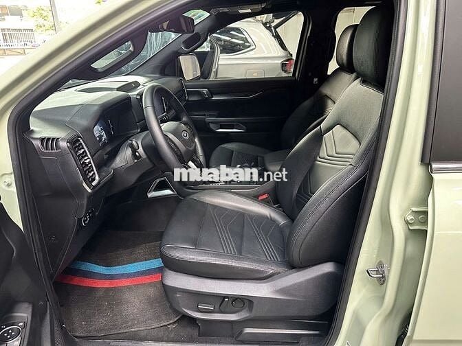 Ford Everest Titanium 4x2 2022 Xanh nhạt