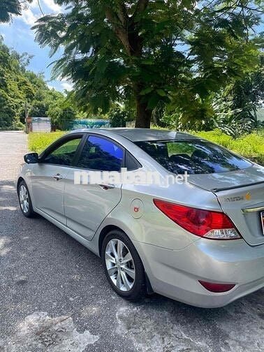 Hyundai Accent số tự động