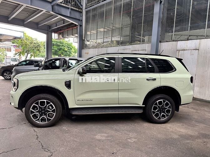Ford Everest Titanium 4x2 2022 Xanh nhạt
