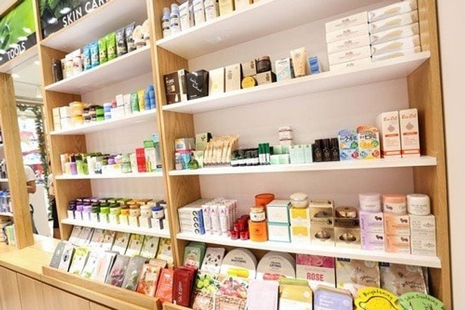 Cửa hàng cần tuyển 1 chị tạp vụ và 1 em nữ trực tiếp đứng quầy 