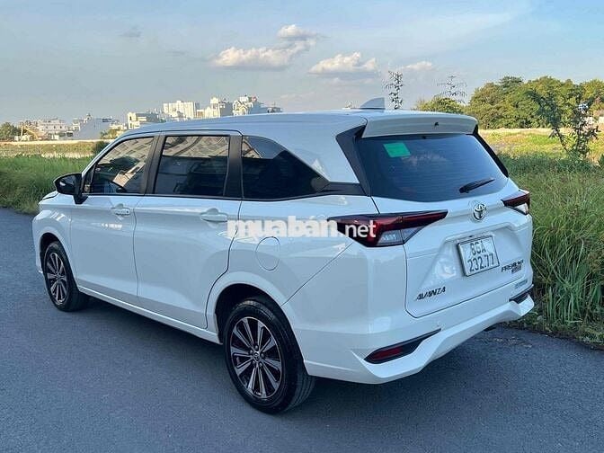 Toyota Avanza Premio Trắng Số sàn 7 chỗ