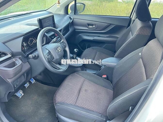 Toyota Avanza Premio Trắng Số sàn 7 chỗ