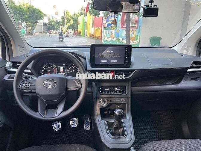 Toyota Avanza Premio Trắng Số sàn 7 chỗ