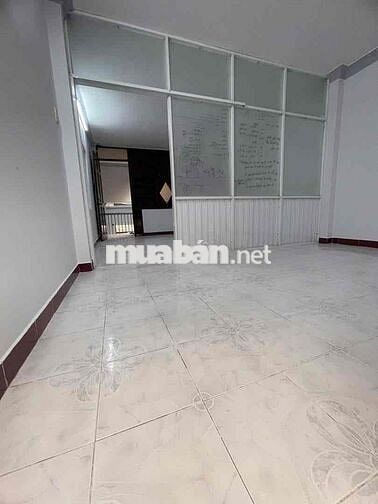 cho thuê nhà hxh âu cơ p10 tân bình. DT: 4m x 18m trệt lưng giá 12tr