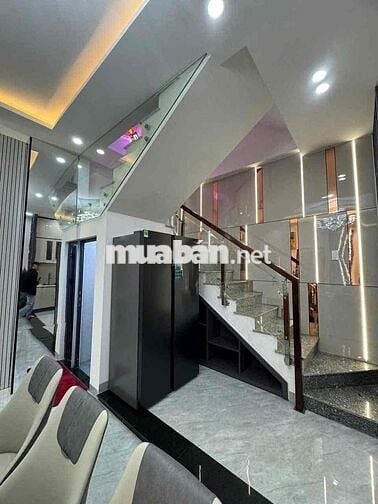Nhà đep Cho thuê nhà 3 tầng 2 mặt kiệt Trần Cao Vân, gần biển, nhà mới