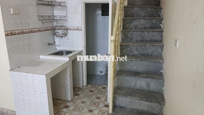 Nhà riêng 2 tầng, có sân chung rộng, gần trung tâm