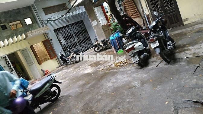 Nhà riêng 2 tầng, có sân chung rộng, gần trung tâm