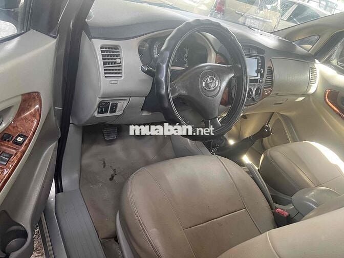 Toyota Innova 7 chỗ màu Bạc