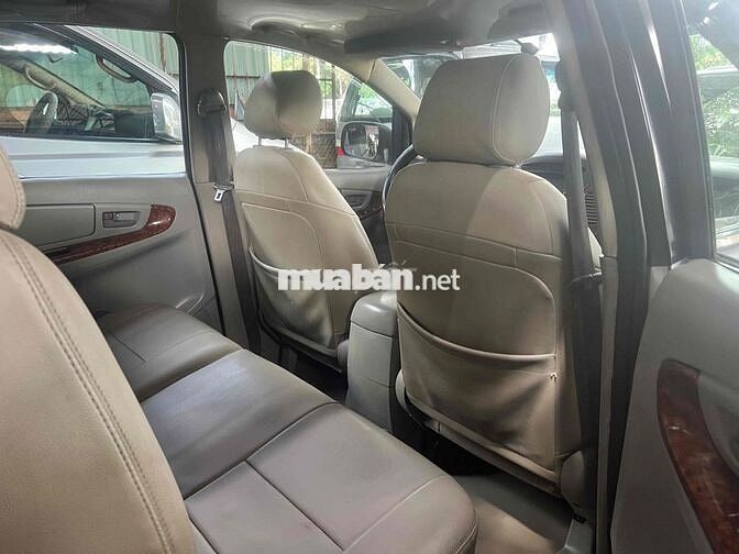 Toyota Innova 7 chỗ màu Bạc