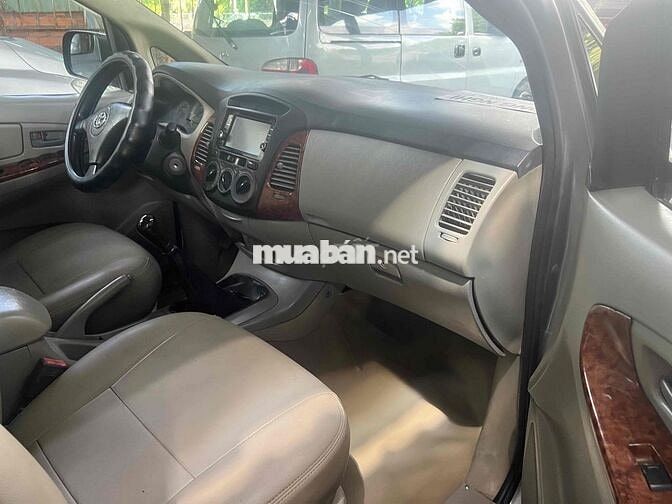 Toyota Innova 7 chỗ màu Bạc
