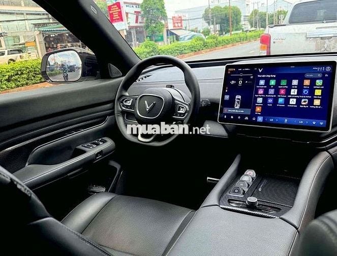 VF9 PLUS TRẮNG - NỘI THẤT ĐEN