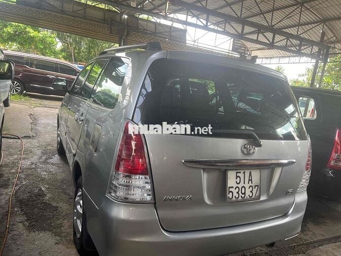 Toyota Innova 7 chỗ màu Bạc