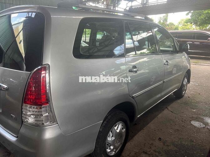 Toyota Innova 7 chỗ màu Bạc