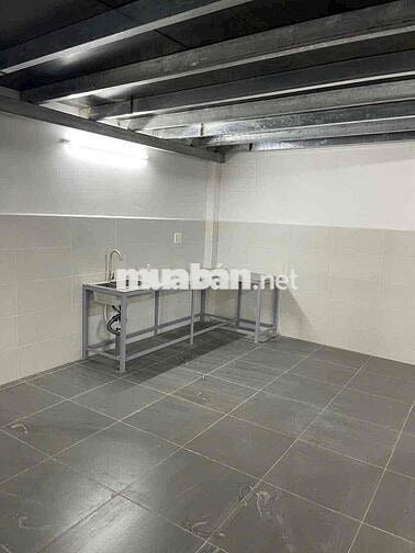 KHO NỀN GẠCH MEN 270M2 NGAY NGÃ 4 GA CÓ GÁC RỘNG