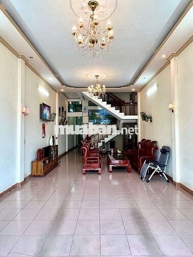 bán nhà hai bà trưng 3 tầng,gần chợ đêm,để lại nội thất,khu an ninh