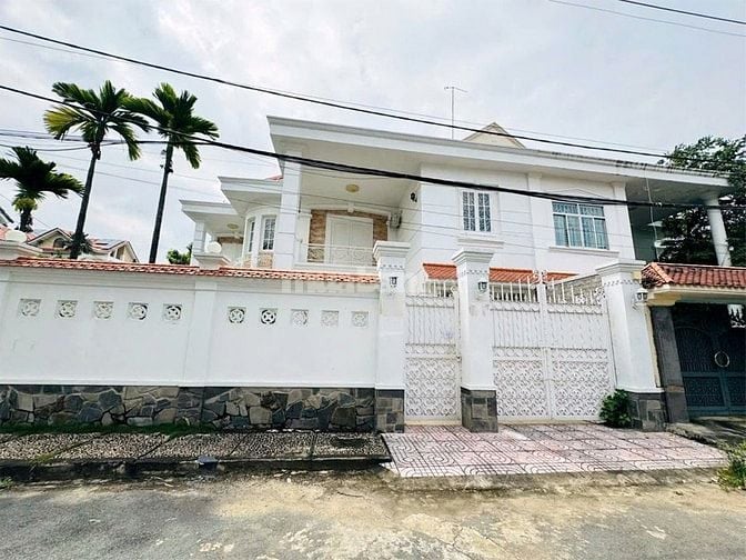 Bán biệt thự góc 2 mặt tiền Trần Não, 232m², sân vườn đẹp, 2 tầng