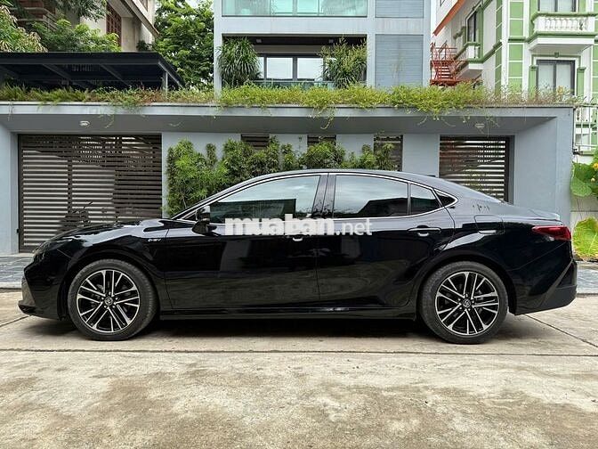 Toyota Camry 2.5 Hybrid Top 2025 chạy 6000 km