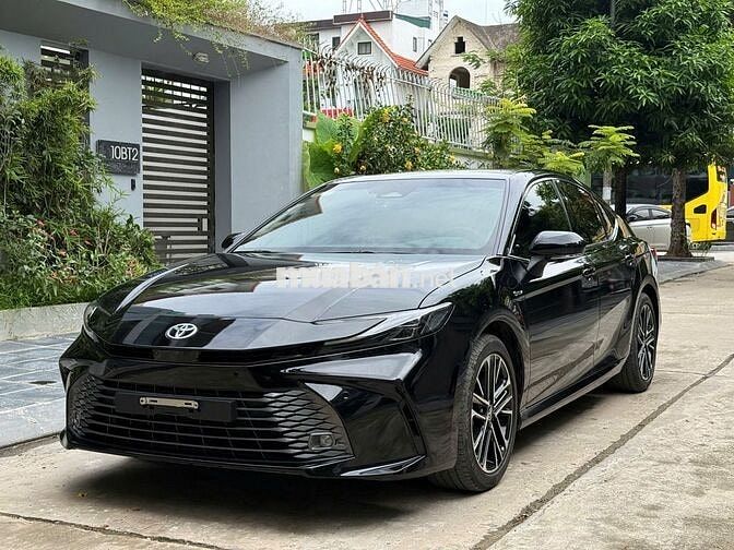 Toyota Camry 2.5 Hybrid Top 2025 chạy 6000 km