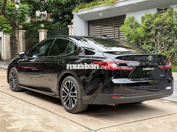 Toyota Camry 2.5 Hybrid Top 2025 chạy 6000 km