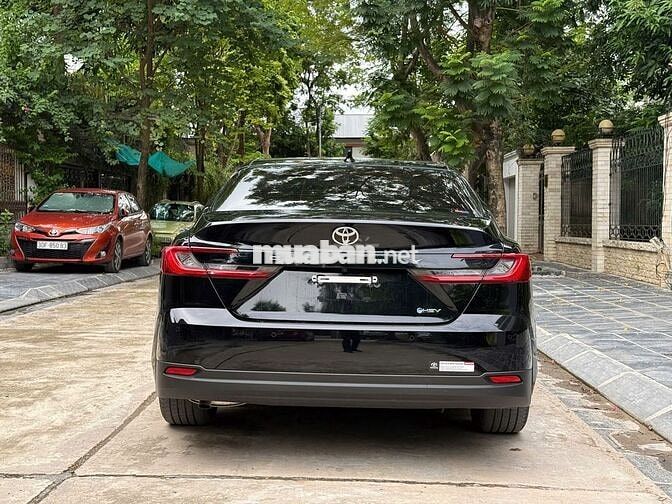 Toyota Camry 2.5 Hybrid Top 2025 chạy 6000 km