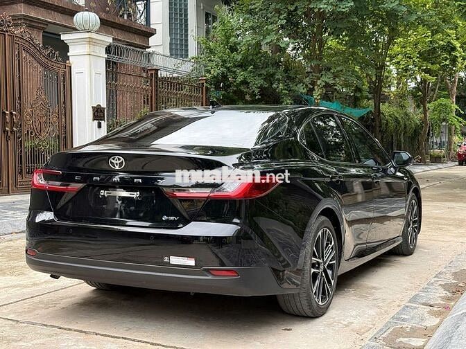 Toyota Camry 2.5 Hybrid Top 2025 chạy 6000 km