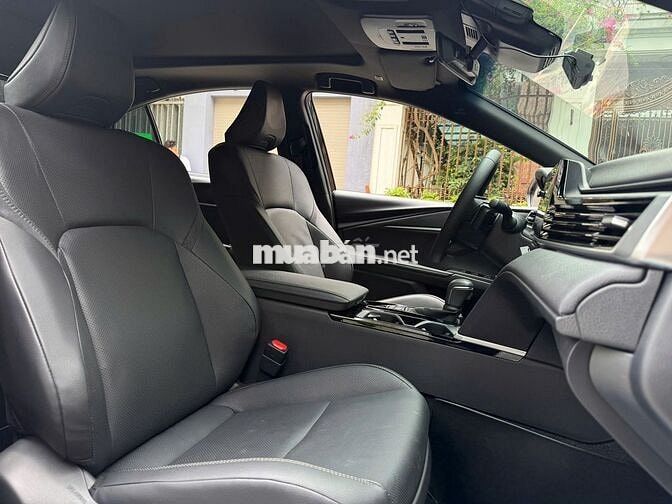 Toyota Camry 2.5 Hybrid Top 2025 chạy 6000 km