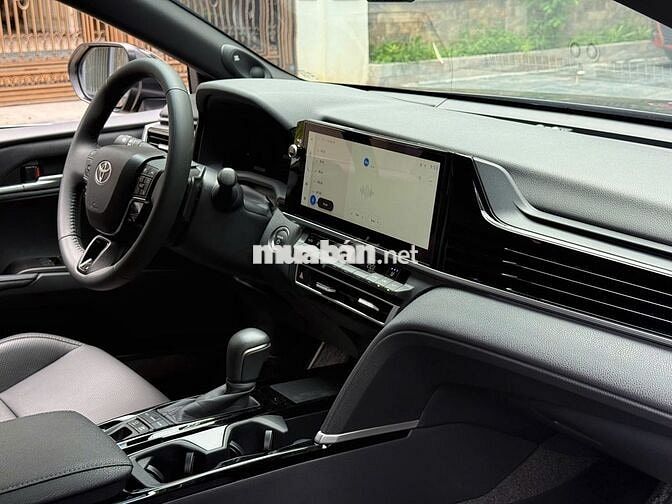 Toyota Camry 2.5 Hybrid Top 2025 chạy 6000 km