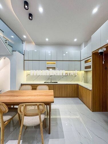 Nhà 1 trệt 1 lầu giá 1ty950 ngay Vòng xoay Tân Hiệp