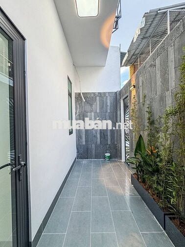 Nhà 1 trệt 1 lầu giá 1ty950 ngay Vòng xoay Tân Hiệp