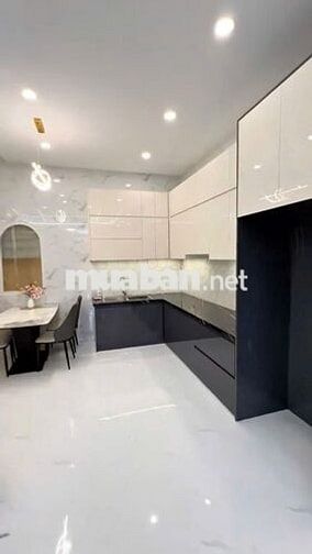 Nhà 1 trệt 1 lầu ngay trung tâm TP Tân Uyên, Sổ Riêng, sát chợ