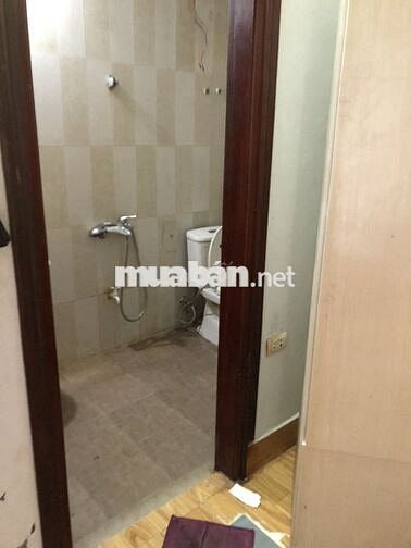 tôi còn 1 phòng còn trống rộng 15m2, có điều hòa, nóng lạnh đầy dủ