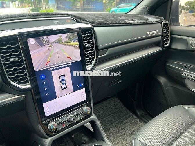 Ford Everest Platinum 4x4 Trắng 13000 km