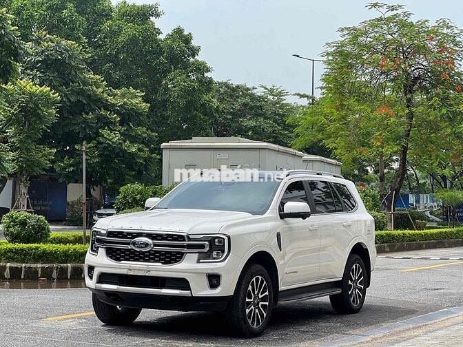 Ford Everest Platinum 4x4 Trắng 13000 km