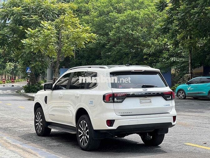 Ford Everest Platinum 4x4 Trắng 13000 km