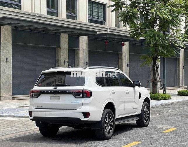 Ford Everest Platinum 4x4 Trắng 13000 km