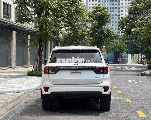 Ford Everest Platinum 4x4 Trắng 13000 km