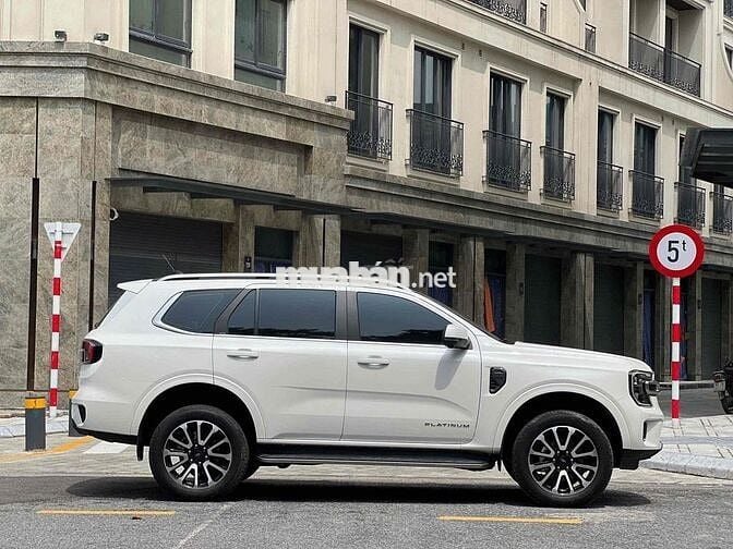 Ford Everest Platinum 4x4 Trắng 13000 km