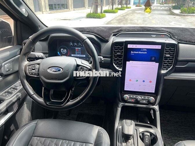 Ford Everest Platinum 4x4 Trắng 13000 km
