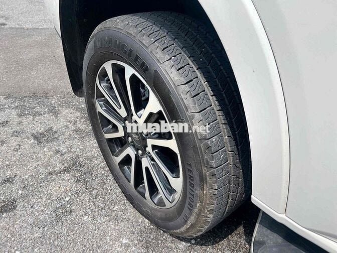 Ford Everest Platinum 4x4 Trắng 13000 km