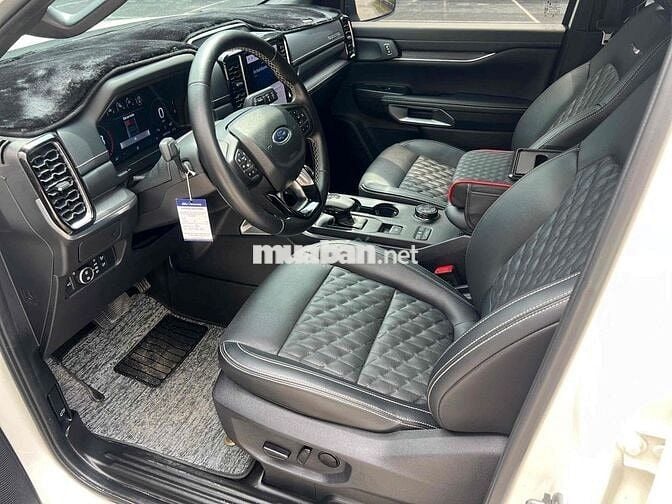 Ford Everest Platinum 4x4 Trắng 13000 km